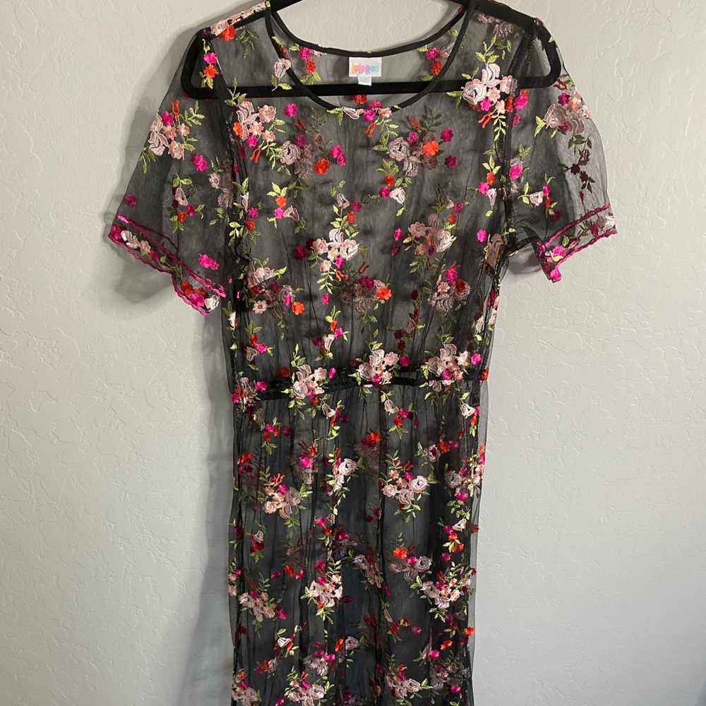 NWOT Beautiful floral & black lace overlay